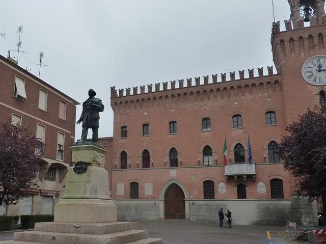 La piazza col monumento a Filopanti e il Palazzo comunale
