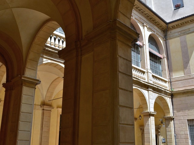 Palazzo Malvasia - portico interno