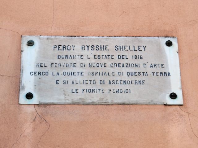 La lapide ricorda il soggiorno di Shelley a Bagni di Lucca nell'estate del 1818