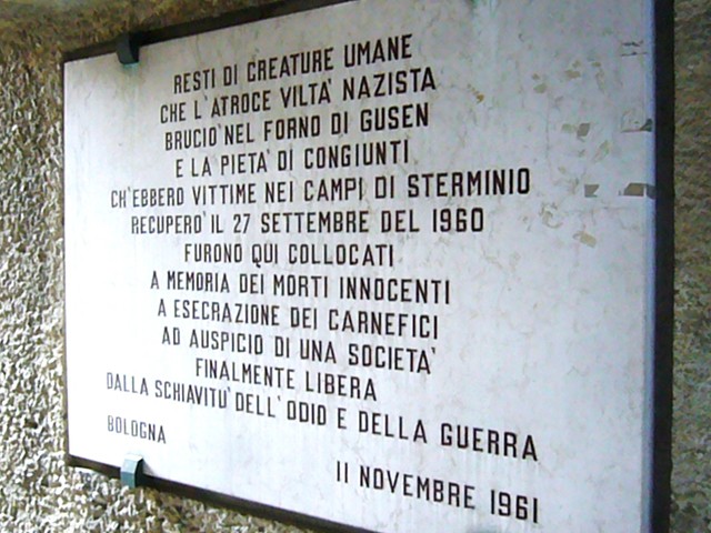 Lapide dedicata ai resti umani di alcuni deportati a Gusen ricondotti a Bologna nel 1960 