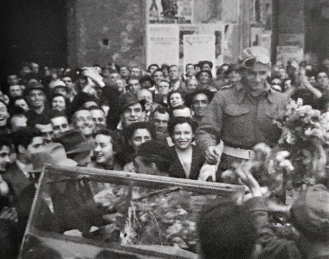 Soldati polacchi festeggiati dai cittadini di Imola nel giorno della Liberazione