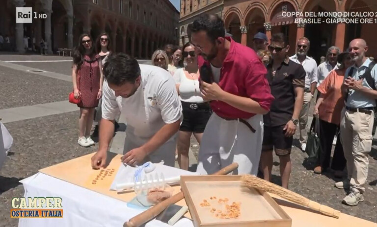 copertina di Camper – Osteria Italia a Bologna: riprese in Piazza Santo Stefano per il progetto De.Co.