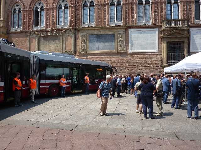 Presentazione del filobus Crealis in piazza Nettuno (BO)
