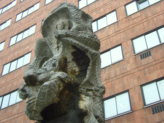 La Famiglia - Scultura in pietra, 1955 ca - Q. Ghermandi - ex Palazzo delle Telecomunicazioni (BO)