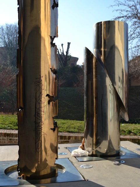 Le steli di A. Pomodoro nel giardino del Cavaticcio (BO)