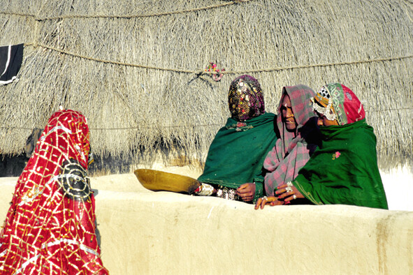 Donne banjara in un villaggio presso Gajner - India - 2004