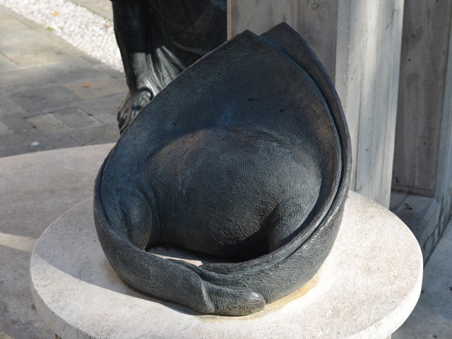 Monumento al tortellino - G. Ferrari - Piazza A. Moro - Castelfranco E. (MO)