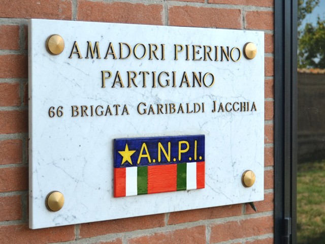 Lapide per Pierino Amadori della 66a brg Garibaldi Jacchia nel cimitero di Casalecchio dei Conti - Castel San Pietro (BO)