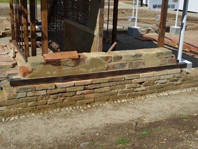 Ricostruzione di un tratto di muro della domus di Claterna