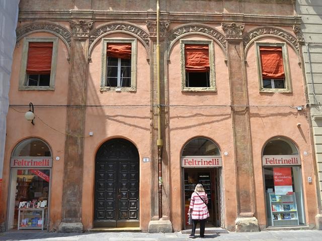 Palazzo degli Strazzaroli - facciata - Libreria Feltrinelli