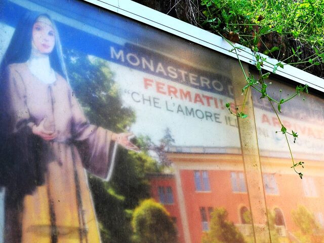 Cartello che accoglie i visitatori