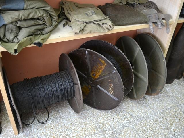 Rotoli di filo telefonico e equipaggiamento americano - Museo della Seconda Guerra Mondiale di Molazzana (LU)