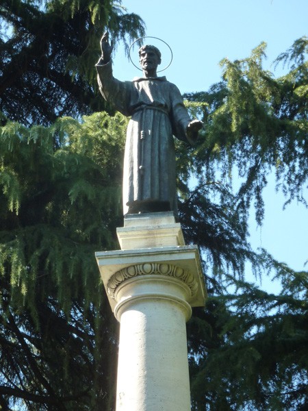 La statua di San Francesco nel giardino del convento di San Giuseppe in Valdipietra (BO)
