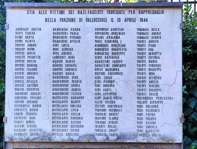 La lapide ricorda il massacro nazifascista di Vallucciole