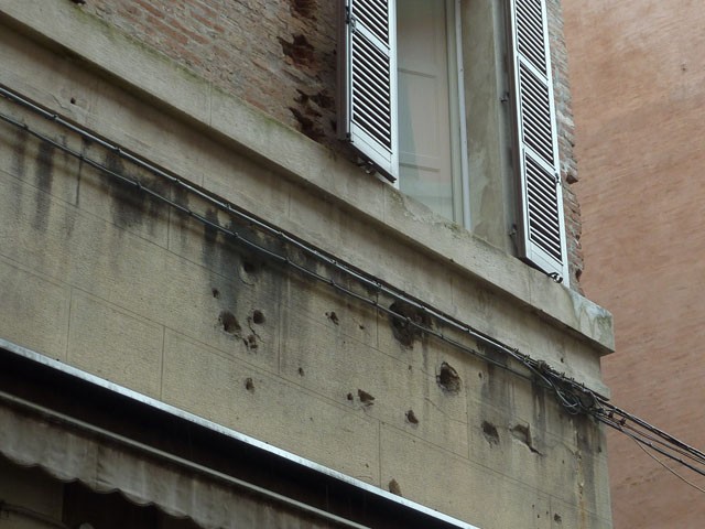 Palazzo danneggiato dai bombardamenti in via de Monari (BO) - foto 2012