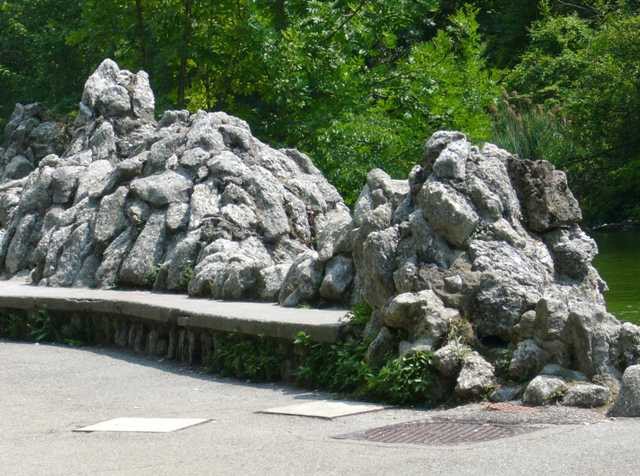 La scogliera del laghetto dei Giardini Margherita (BO)