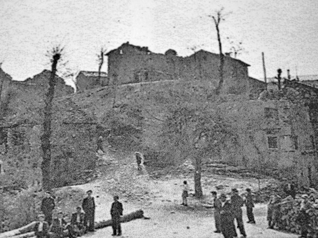 Il paese di Monchio dopo la strage in una foto d'epoca
