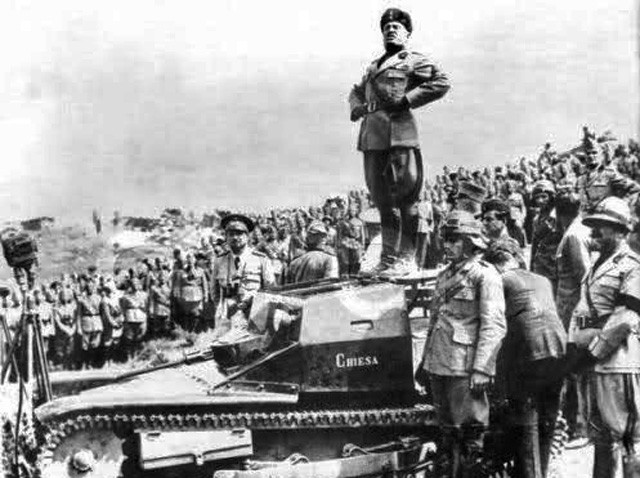 Ai Tre Poggioli Mussolini arringa i soldati dal carro armato
