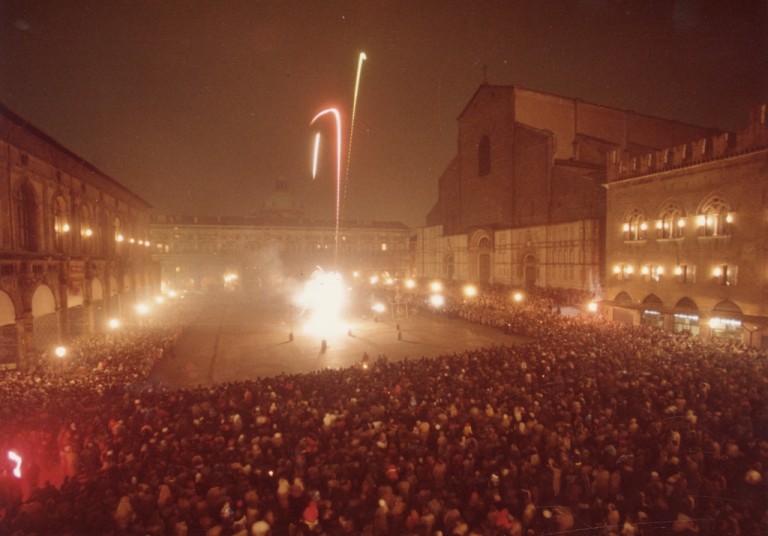 Capodanno 1981 - 1982 Il rogo del Vecchione in Piazza Maggiore 
