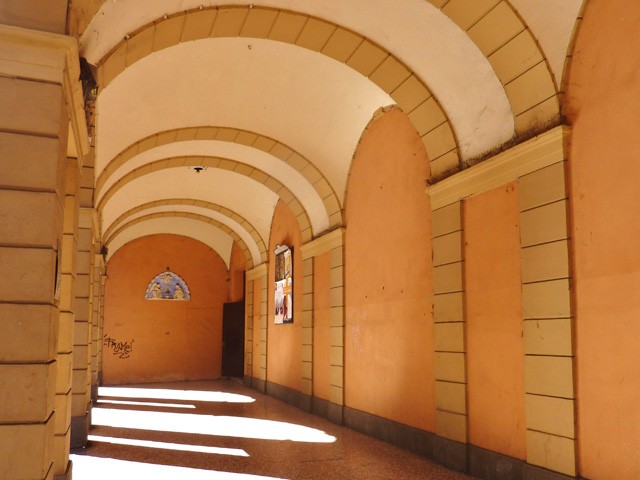 Il portico della chiesa di S. Isaia (BO)