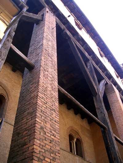 Casa Isolani in Strada Maggiore - Colonna di rinforzo in mattoni