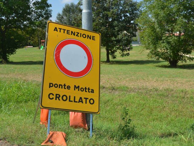 Il ponte della Motta crollato