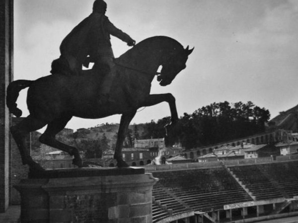 La statua equestre di Mussolini sotto la Torre di Maratona al Littoriale 