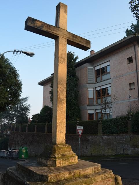 La croce secolare all'inizio di via dell'Osservanza (BO)