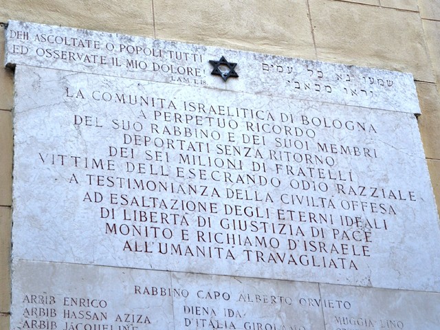 Lapide a ricordo degli ebrei bolognesi deportati nei campi di sterminio nazisti - via Gombruti (BO)