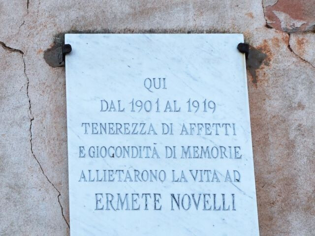 Lapide sulla casa abitata da Ermete Novelli