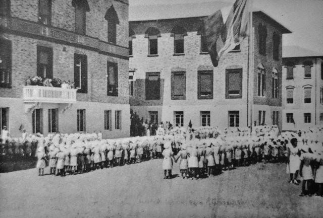 Il rito dell'alza bandiera - Rivista "Il Comune di Bologna" - 1932 - Mostra "Storie di colonia" - Biblioteca Salaborsa (BO) - 2019