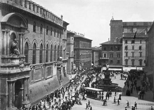 Arrivo dei velocipedisti in piazza Maggiore 