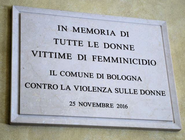 Lapide in memoria delle donne vittime di femminicidio