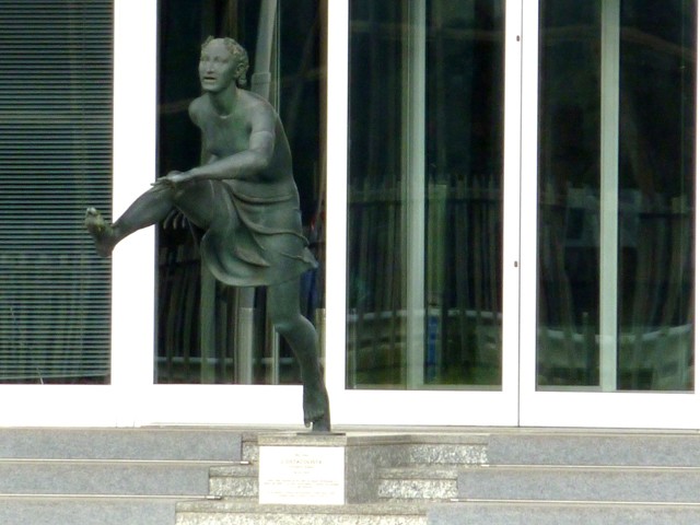 L'ostacolista dello scultore Rito Valla rappresenta la sorella Ondina campionessa olimpionica a Berlino 1936 - Stabilimento Carpigiani - Anzola E. (BO)