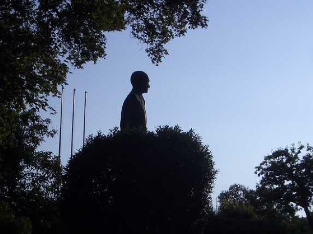 La gigantesca statua di Marconi spunta tra gli alberi di Villa Griffone