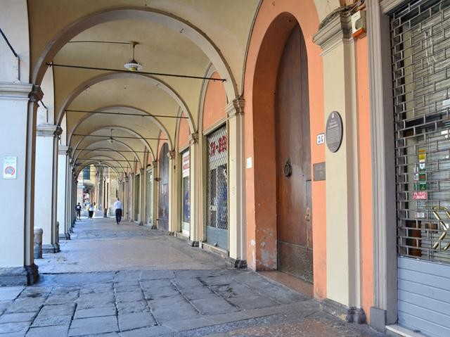 Palazzo Pallavicini già Alamandini, portico