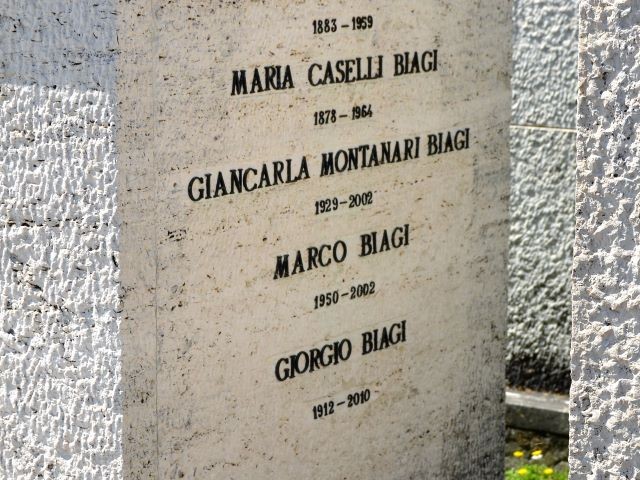 Il nome di Marco Biagi nella tomba di famiglia