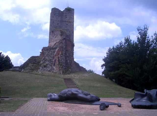 La cima di Monte Battaglia con la torre diroccata - in primo piano il monumento che ricorda la sanguinosa battaglia