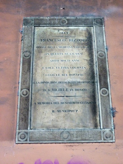 Lapide sul palazzo che fu residenza del prof. Francesco Rizzoli