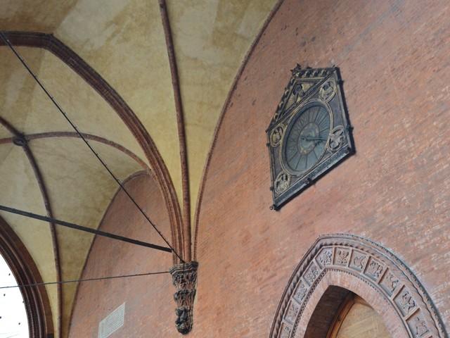 Palazzo della Mercanzia - portico