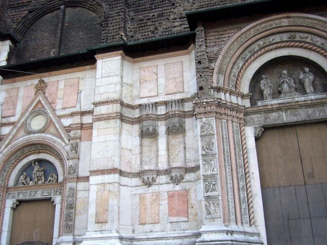 Due dei portali della basilica di San Petronio (BO)