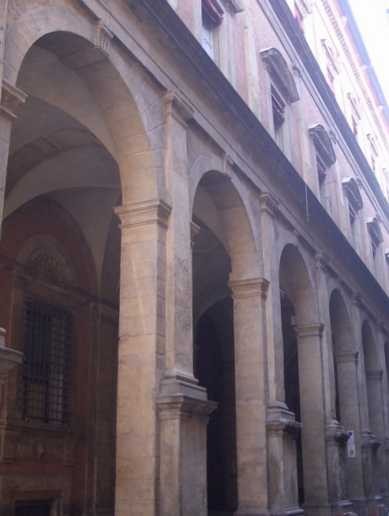 Il portico di Palazzo Malvezzi 