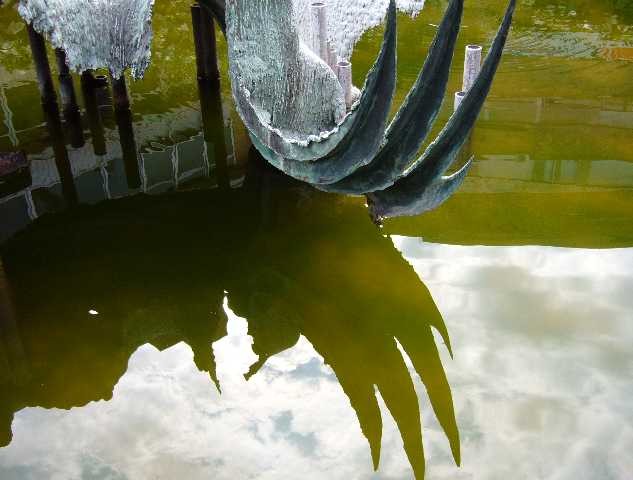 Grande fontana davanti al padiglione Nuove Patologie dell'Ospedale Sant'Orsola di Bologna - particolare - scultore Q. Ghermandi