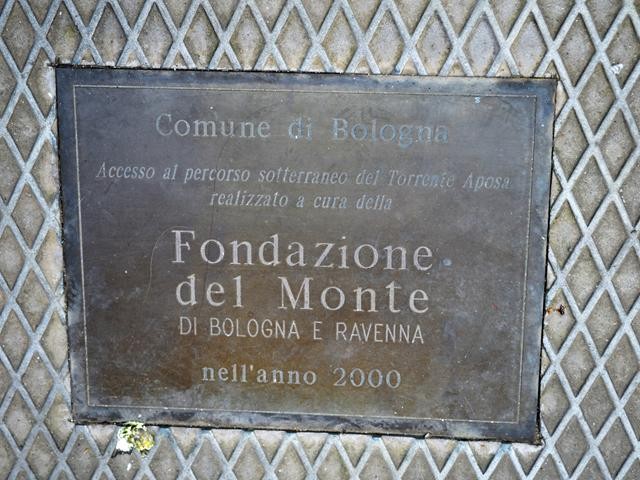 Piazza San Martino - Accesso al corso sotterraneo del torrente Aposa - realizzato dalla Fondazione del Monte nel 2000