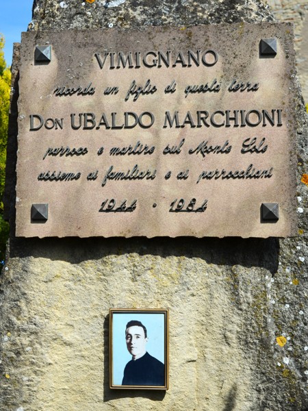 Cippo a ricordo di Don Ubaldo Marchioni presso la chiesa di San Lorenzo di Vimignano