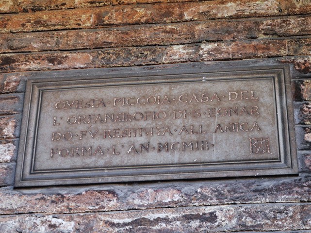 La targa ricorda il restauro della casa dell'orfanotrofio di San Leonardo 