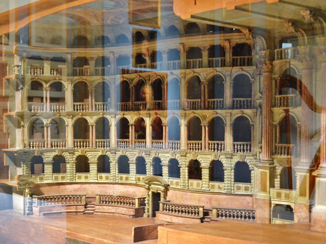 Modellino in legno del Teatro comunale 