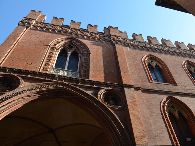 Il palazzo della Mercanzia da via Castiglione