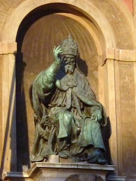 La statua di papa Gregorio XIII 