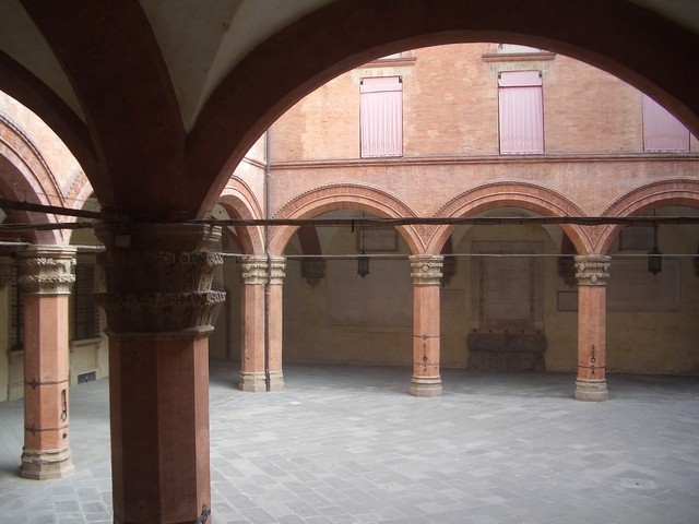 Cortile d'onore di Palazzo d'Accursio (BO)